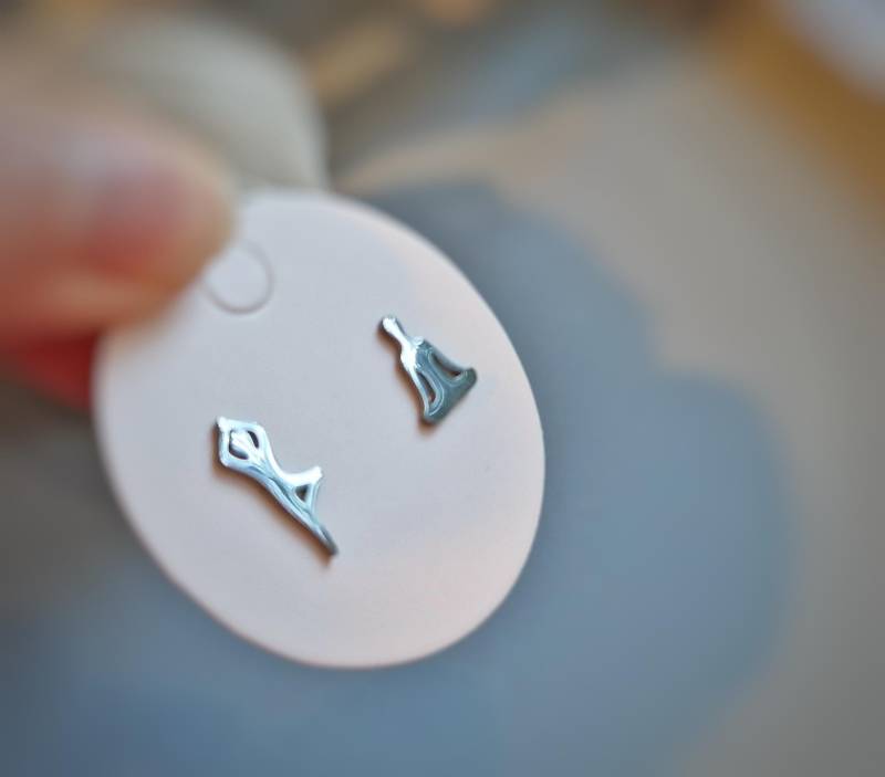 Yoga Ohrstecker Aus Edelstahl in Silber & Gold - Gymnastik Sport Entspannung Frau Meditation Ruhe von Farbensinn