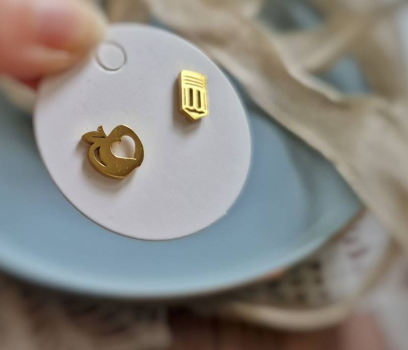 Zierliche Goldene Edelstahl-Ohrstecker Schule Mit Stift Und Apfel - Ohrringe Einschulung Kinderohrringe Geburtstag Kinderschmuck von Farbensinn