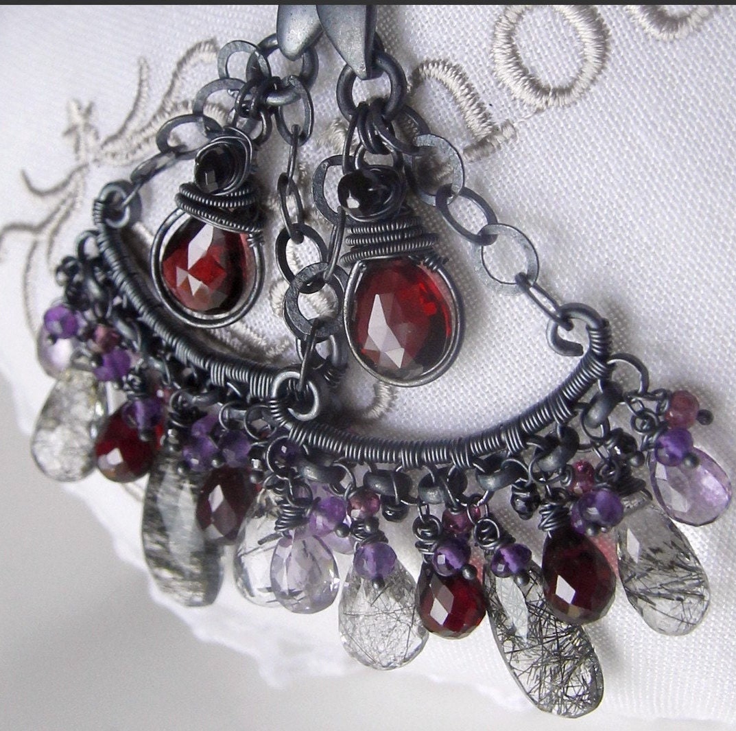 Eva Handgefertigte Oxidierte Sterling Silber Ohrringe Granat, Amethyst & Quarz Eva Handgefertigte Oxidierte Sterling Silber Ohrringe Granat, Amethyst & Quarz von FarfallaBijoux