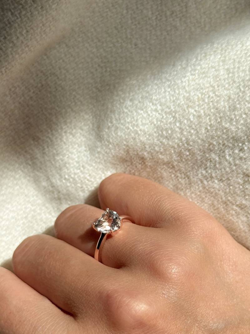 Herz-Damenring Aus Natürlichem Quarz Bergkristall, Gefertigt 925Er Sterling Silber Mit 14K Roségold-Veredelung - Hochwertiger Schmuck Herz-Damenring Aus Natürlichem Quarz Bergkristall, Gefertigt 925Er Sterling Silber Mit 14K Roségold-Veredelung - Hochwertiger Schmuck von FarferJewelryCraft