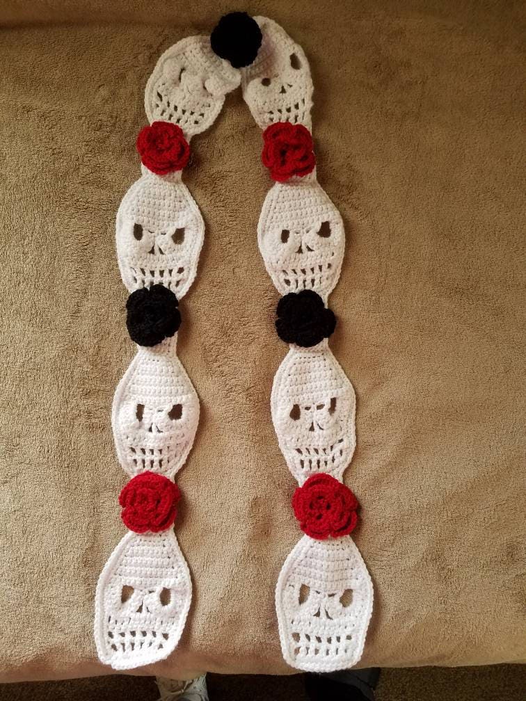 Hochwertiger Gehäkelter Totenkopfschal Mit/Ohne Blumen Hochwertiger Gehäkelter Totenkopfschal Mit/Ohne Blumen von Farghersfancies