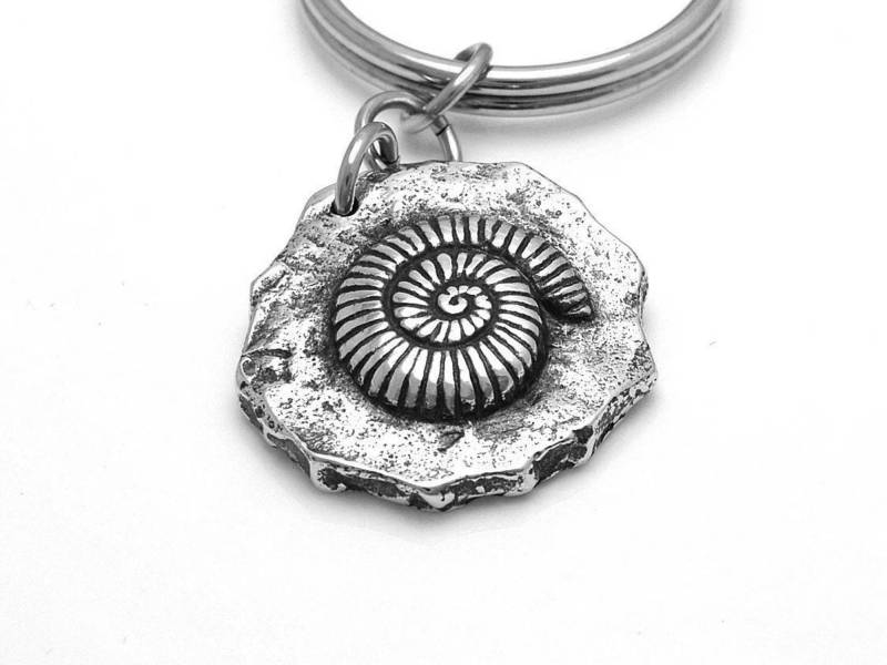 Ammonite Keychain, Weichtier Fossil Keyring in Zinn von Farjil
