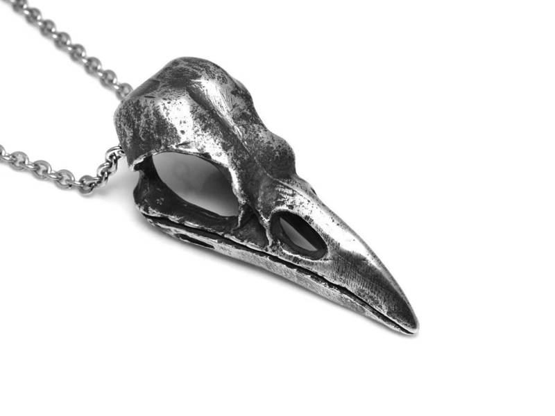 Antiqued Metal Crow Skull Anhänger Halskette, Handgemachter Schmuck Aus Zinn von Farjil