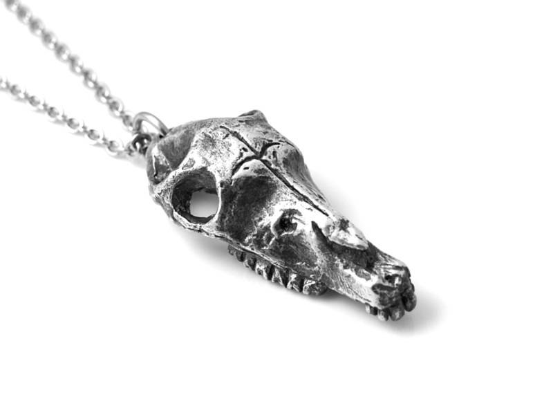 Antiqued Pferdeschädel-Anhänger-Halskette Aus Handgemachtem Zinn von Farjil