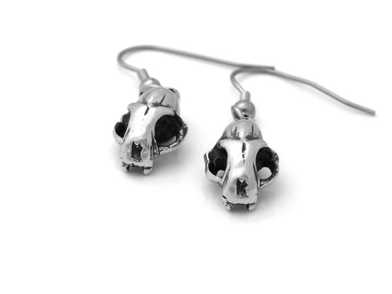 Baumeln Katzen Schädel Ohrringe, Metall Kitty Charme Schmuck, Handgemachtes Zinn von Farjil