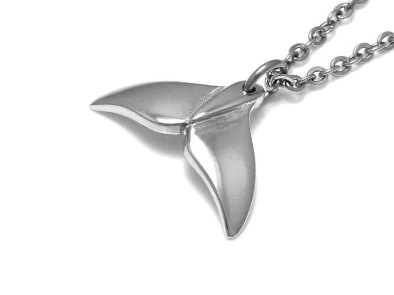 Blaue Walflosse Halskette, Ocean Animal Schmuck in Zinn von Farjil