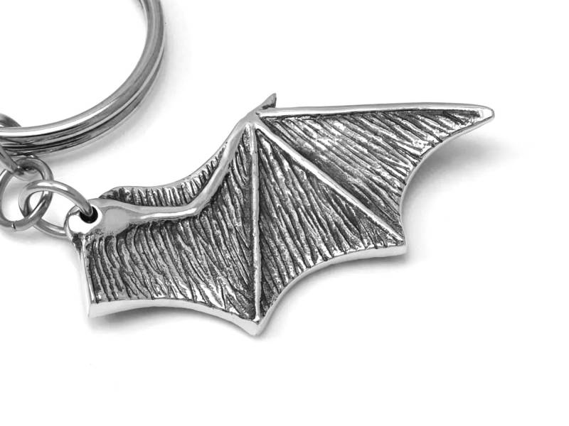 Fledermausflügel Schlüsselanhänger, Handgefertigter Tierschlüsselring Aus Zinn von Farjil
