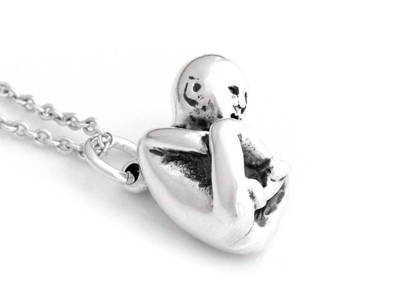 Kleine Baby Anhänger Halskette in Sterling Silber, Menschlicher Fötus Schmuck von Farjil