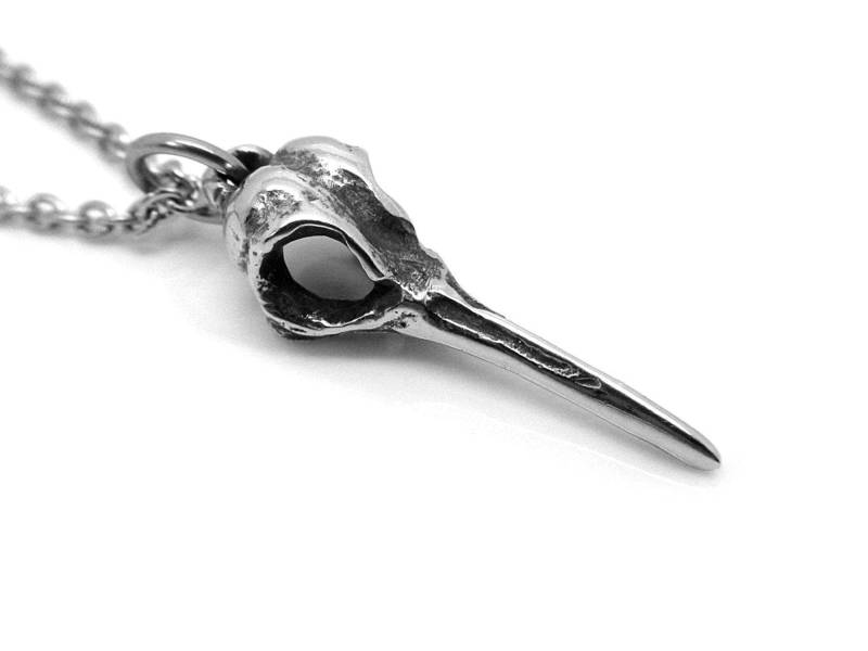 Kleine Kolibri-Schädel-Halskette in Zinn Handgefertigte Vogel-Kopf-Anhänger von Farjil