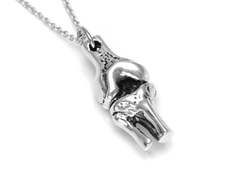 Menschliches Knie Halskette in Sterling Silber, Knochen Anatomie Schmuck von Farjil
