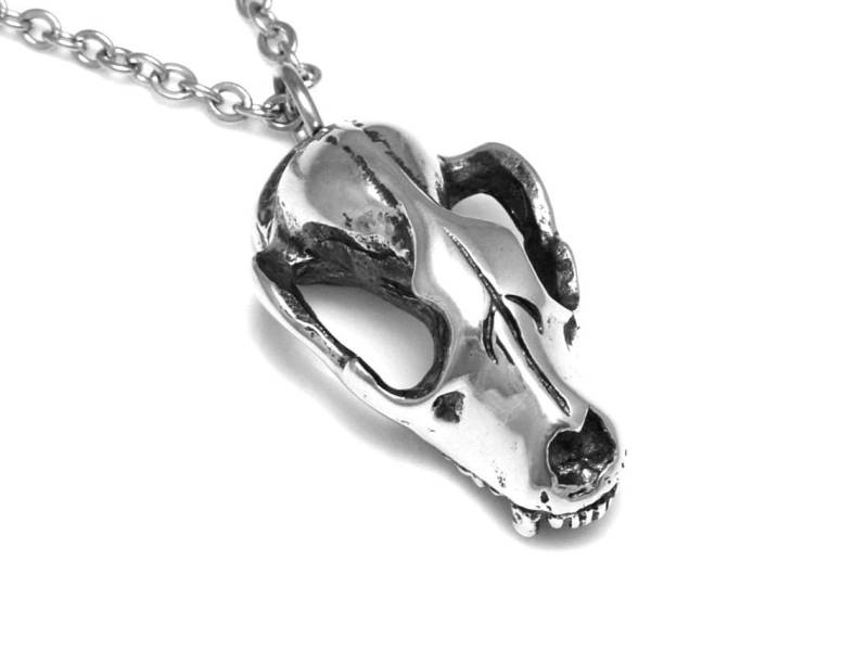 Waschbär Schädel Halskette, Tier Anhänger Handgemachte Schmuck Aus Zinn Poliert von Farjil