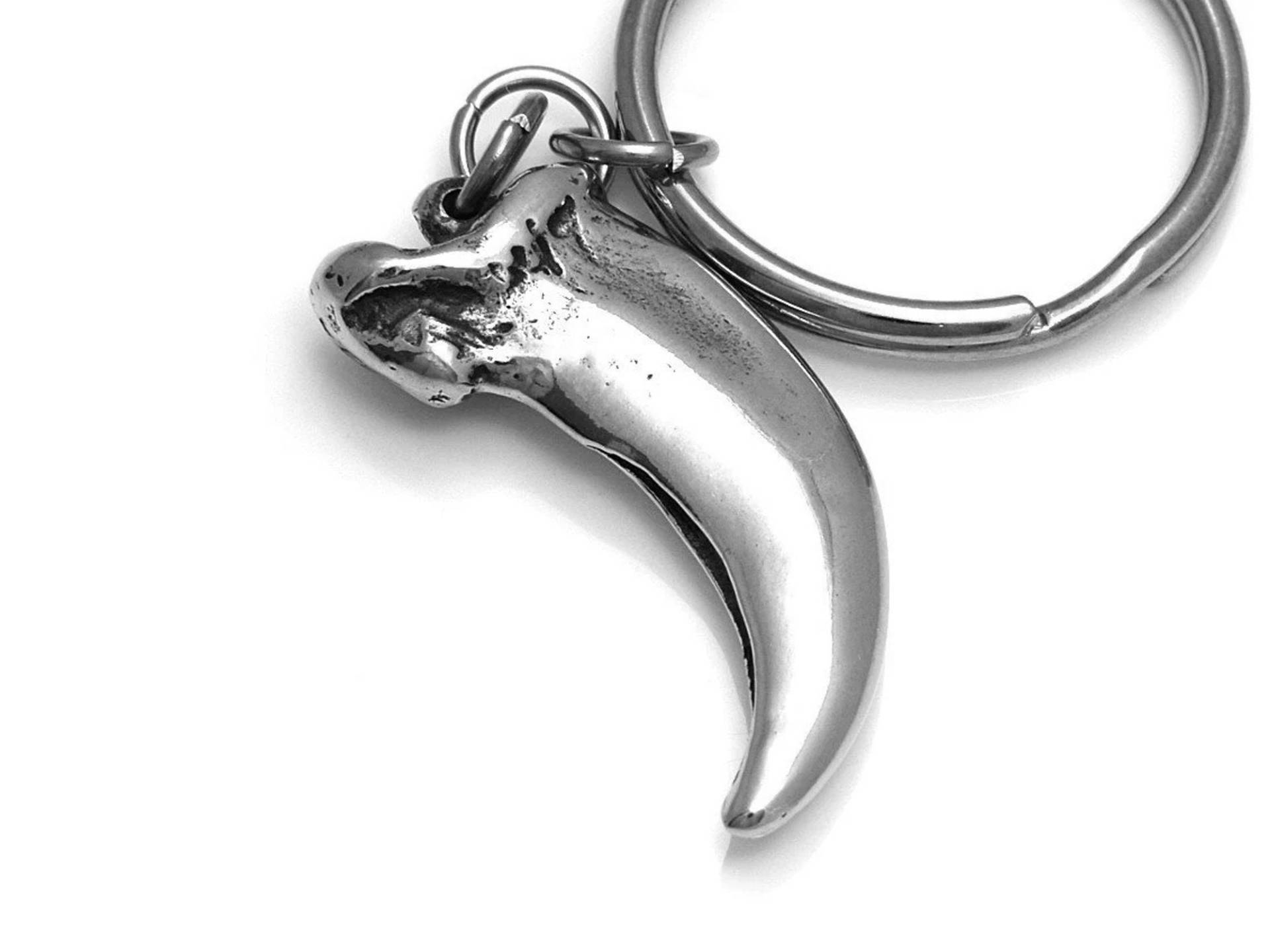 Wolf Kralle Schlüsselanhänger Handgefertigt Aus Poliertem Zinn, Handgeschnitztes Design von Farjil