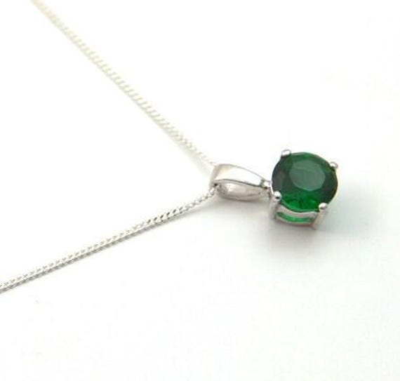 1Ct Solitär 4 Kralle Diamant-Unque Smaragd Anhänger Set in Sterling Silber, Mai Birthstone von FarleyAndWeston