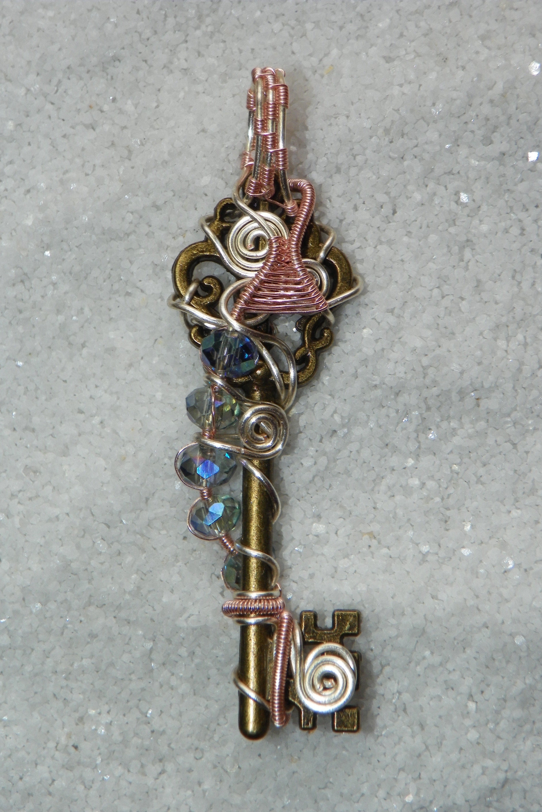 Draht Gewickelt Schlüsselanhänger Antiqued Bronze Mit Kristall Perlen von FarmNaturals