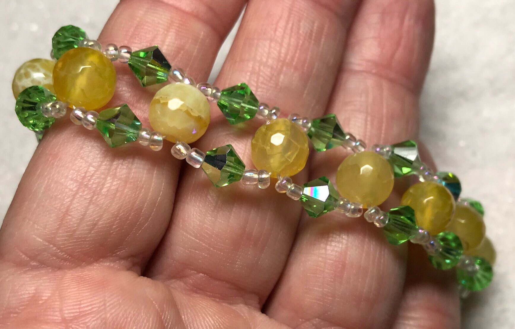 Lemon Lime Feuerachat Perlenarmband Grüner Kristallarmreif, Magnetverschluss von FarmNaturals