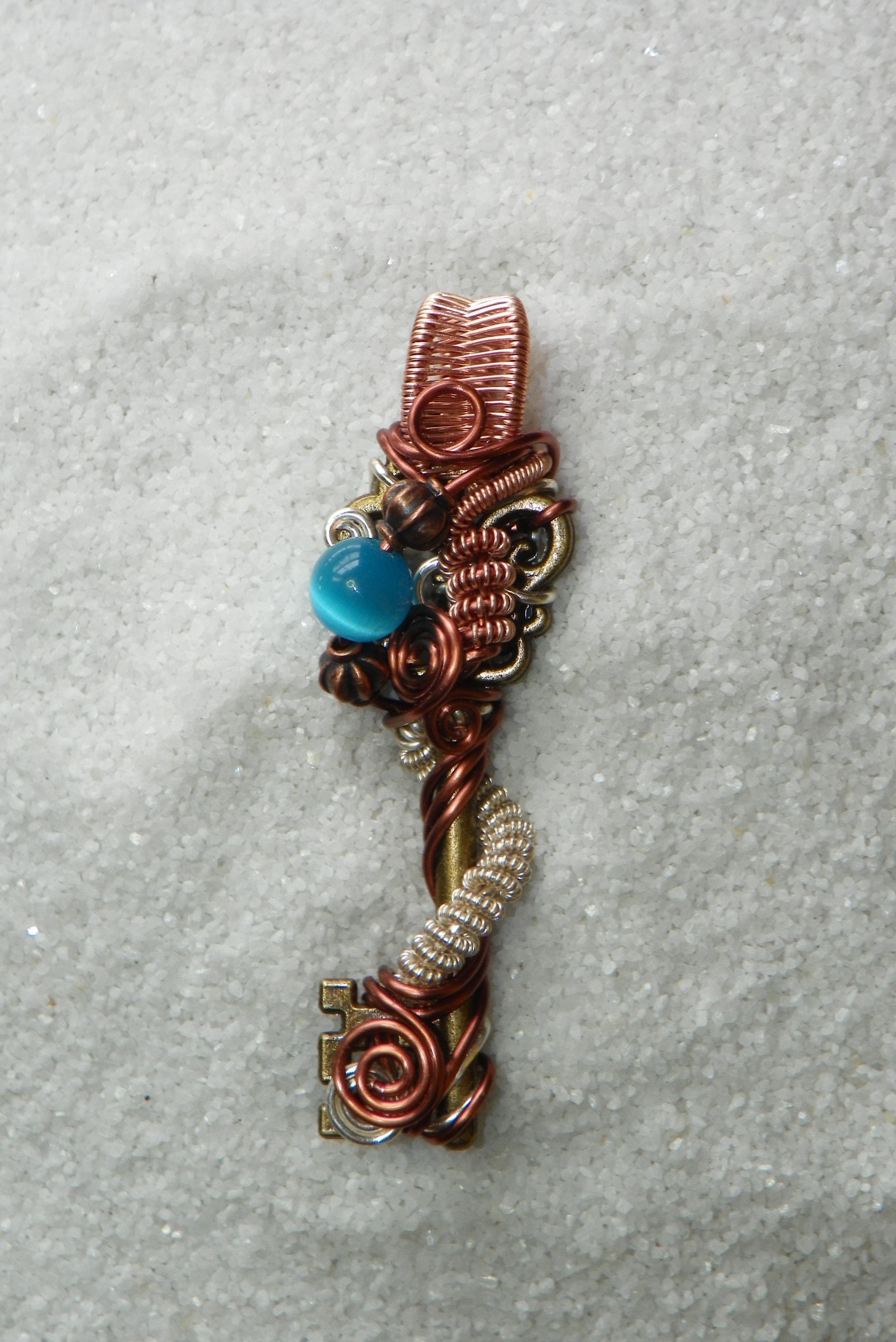 Schlüssel Anhänger Antiqued Bronze Mit Blaue Katzenaugen Perle von FarmNaturals