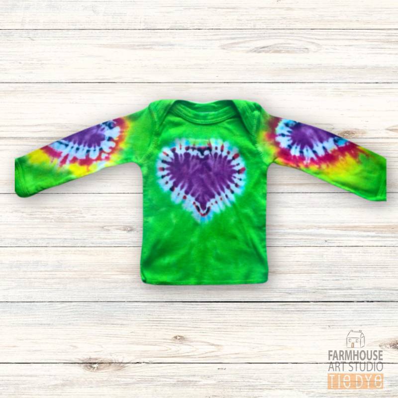 Neugeborenes Lila Herz Tie Dye Langarm Baby Shirt - Handgefertigtes Bio-Baumwoll T-Shirt von FarmhouseArtStudio