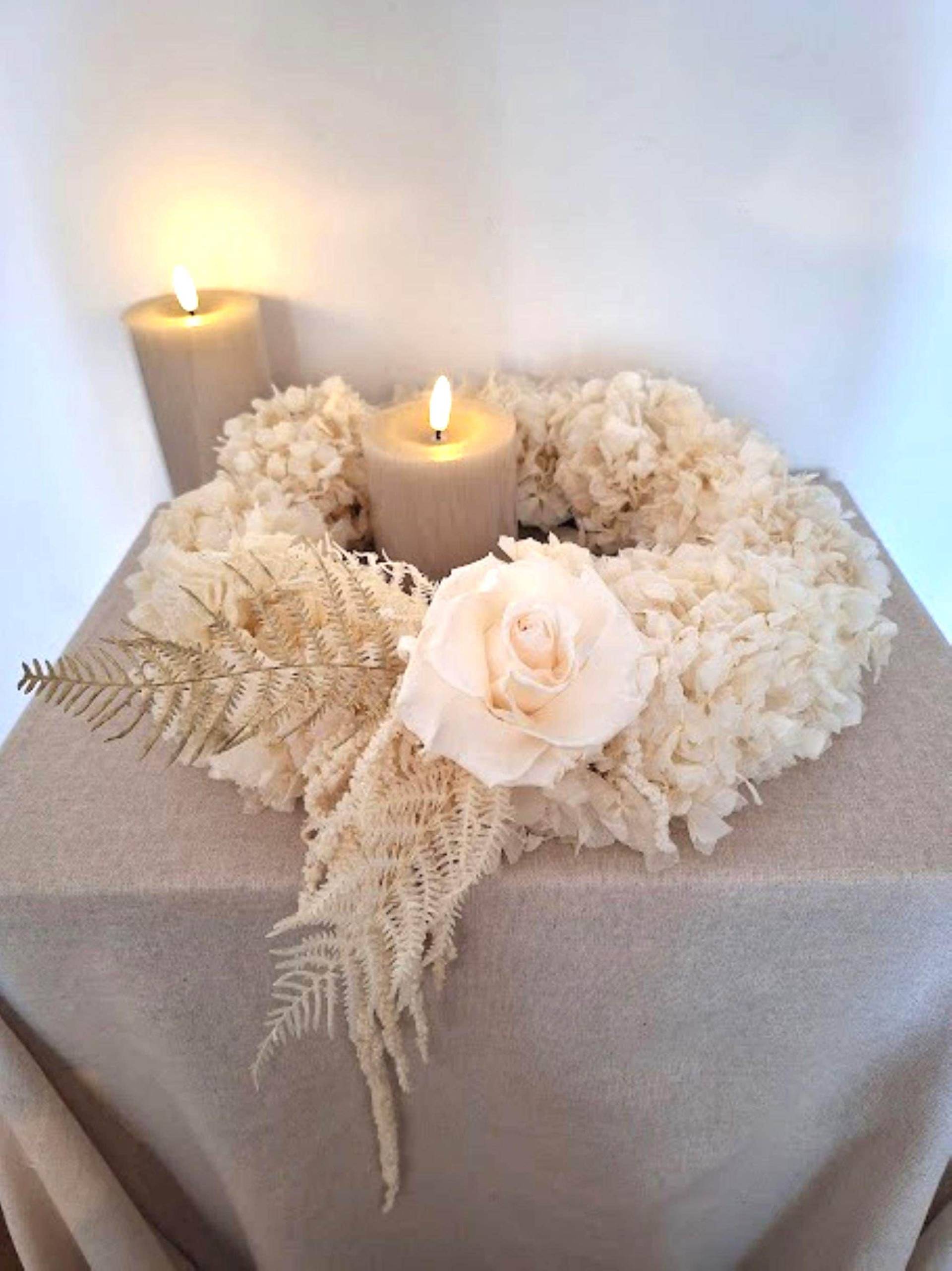 Urnenkranz in Creme Mit Rose & Trockenblumen - Handgefertigt Aus Hortensien, Farn Und Amaranthus Trauerfloristik Natürlich Edel Urnenkranz in Creme Mit Rose & Trockenblumen - Handgefertigt Aus Hortensien, Farn Und Amaranthus Trauerfloristik Natürlich Edel von FarnandWilder