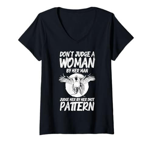 Damen Dont Judge A Woman By Her Man Pheasant Hunting T-Shirt mit V-Ausschnitt Damen Dont Judge A Woman By Her Man Pheasant Hunting T-Shirt mit V-Ausschnitt von Fasan Jagd Design Ideen