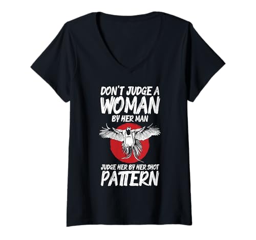 Damen Dont Judge A Woman By Her Man Pheasant Hunting T-Shirt mit V-Ausschnitt Damen Dont Judge A Woman By Her Man Pheasant Hunting T-Shirt mit V-Ausschnitt von Fasan Jagd Design Ideen