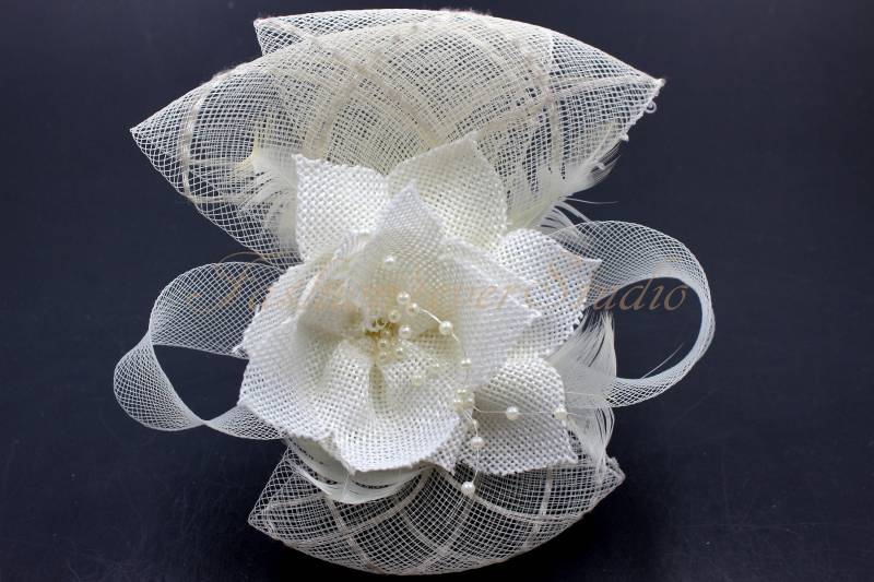 Elfenbein Kopfschmuck, Blüten Fascinator, Feder Broschen, Mit Haar Clip Und Brosche Zurück von Fashion4everStudio