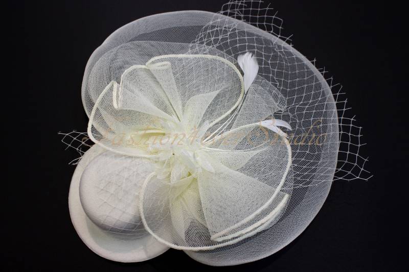 Elfenbein Kopfstück 12 Zoll, Blume Fascinator, Feder Kopfschmuck, Feder-Fascinator, Mit Haar-Clip Und Brosche Pin Zurück von Fashion4everStudio