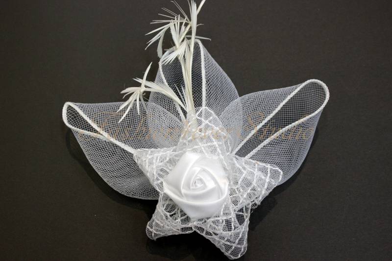 Weiß Kopfschmuck, Blume Fascinator, Feder Blütenbroschen, Feder-Broschen, Haarspange Mit Brosche Zurück von Fashion4everStudio