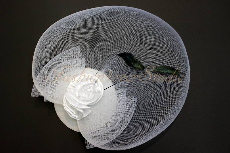 Weiß Kopfschmuck 11 Zoll, Blume Fascinator, Feder Kopfschmuck, Feder-Fascinator, Mit Haar-Clip Und Brosche Pin Zurück von Fashion4everStudio