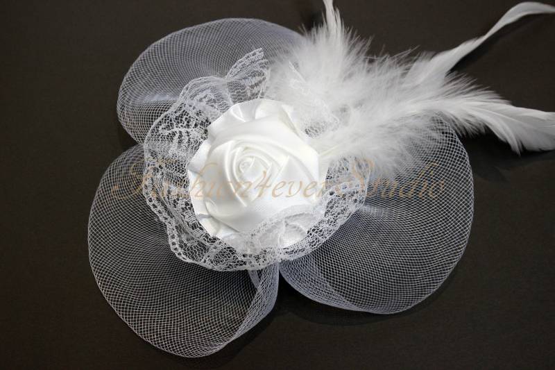 Weiß Kopfschmuck 7 Zoll, Blume Fascinator, Feder Kopfschmuck, Feder-Fascinator, Mit Haar-Clip Und Brosche Pin Zurück von Fashion4everStudio
