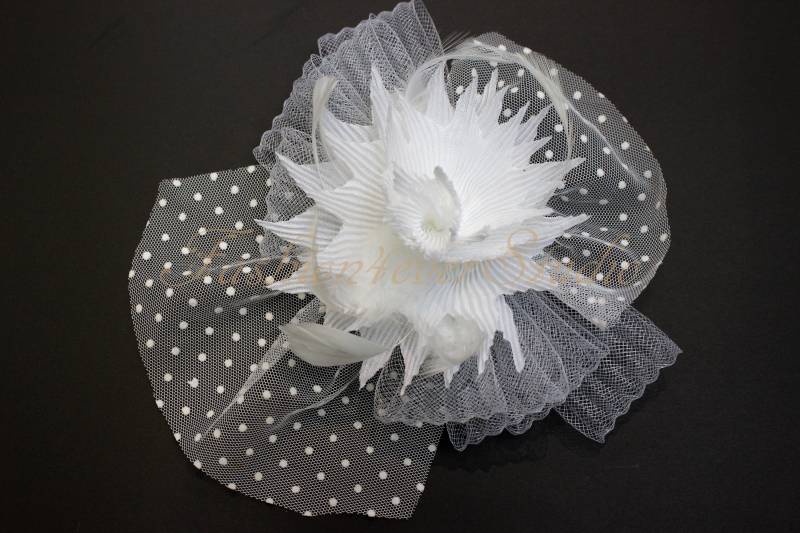 Weiß Kopfschmuck 9 Zoll, Blume Fascinator, Feder Kopfschmuck, Feder-Fascinator, Mit Haar-Clip Und Brosche Pin Zurück von Fashion4everStudio