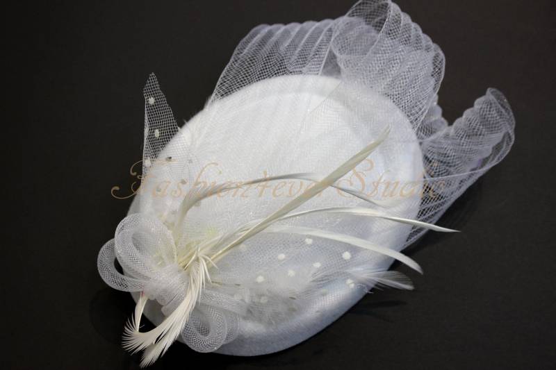 Weißes Headpiece 8 Zoll, Blumen Fascinator, Feder Kopfschmuck, Mit Haarspange Und Brosche Pin Back von Fashion4everStudio