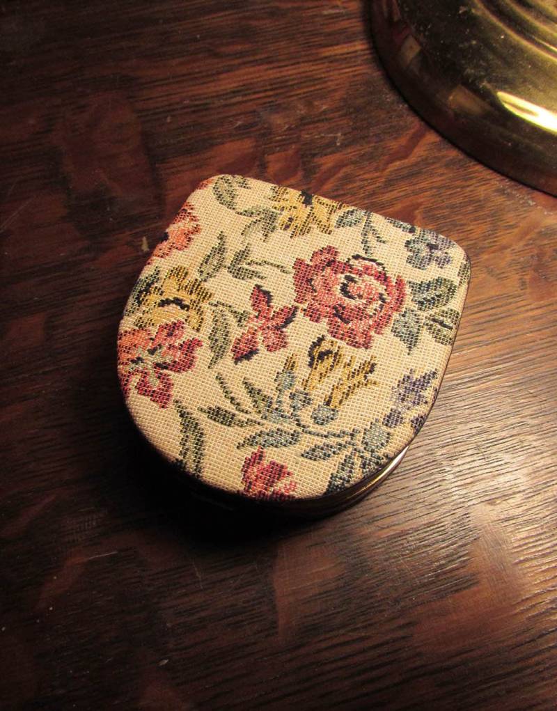Kleine Vintage-Box Aus Gobelin/Goldenem Metall Und Schwarzem Leder von FashionAdventures
