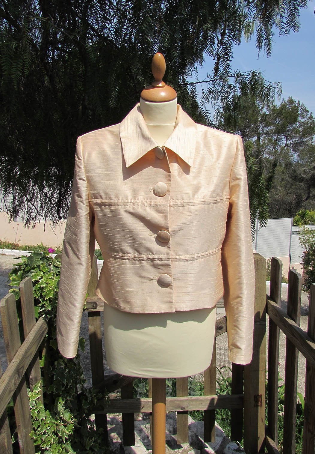 Kurze Vintage-Jacke Im Jacky-Kennedy-stil in Lachsfarbe Kurze Vintage-Jacke Im Jacky-Kennedy-stil in Lachsfarbe von FashionAdventures