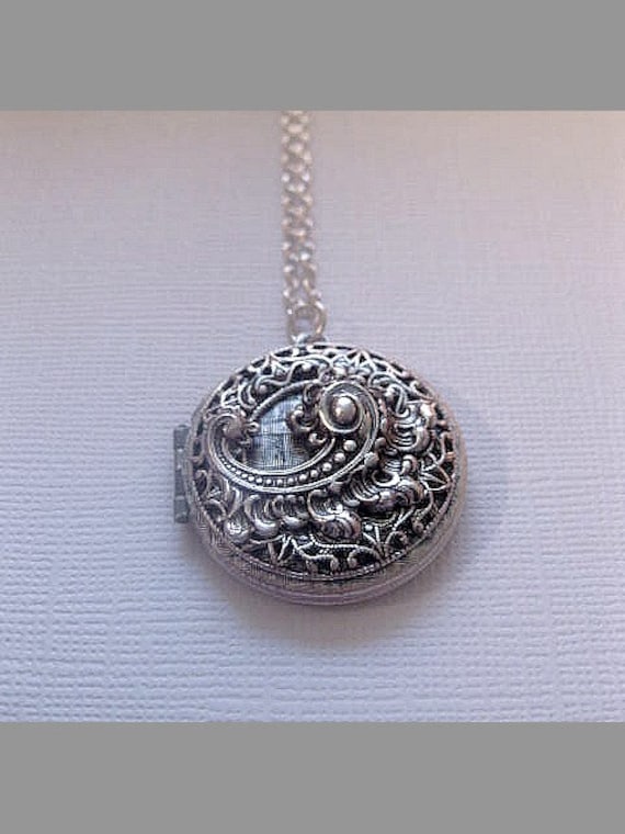 Ausgefallene Silber Medaillon Halskette - Spitze Design Individuelle Kettenlänge Weihnachtsgeschenk von FashionCrashJewelry