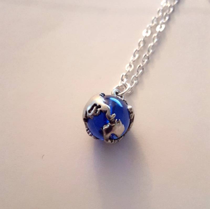 Blaue Erde Globus Kette - Optional Kettenlänge Weihnachtsgeschenk von FashionCrashJewelry