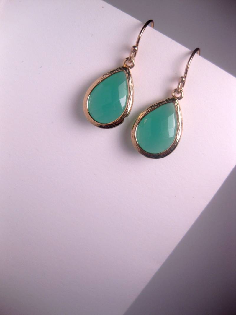 Gold Mint Green Ohrringe-Minze Glas Ohrringe-Mint Ohrwurm-Ohrstöpsel-14K Earwires von FashionCrashJewelry