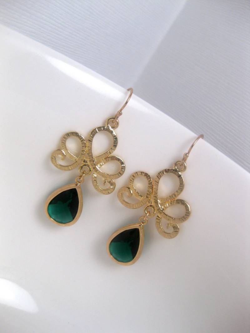 Smaragdgrüne Ohrringe - Mai Geburtsstein Geburtsmonat Gold Baumeln Tropfen Formal Swirl von FashionCrashJewelry