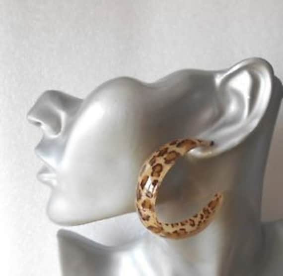 Acryl Leoparden Muster Hoop Ohrringe - Durchbohrt Oder Clip Auf Optionen von FashionJools