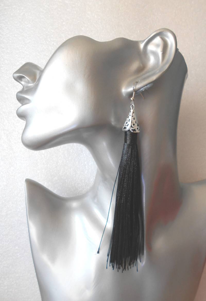 Handgemachte Lange Seidige Quaste Ohrringe Mit Silber Perlenkappe - 9 Schattierungen Durchbohrt Oder Clip-On von FashionJools