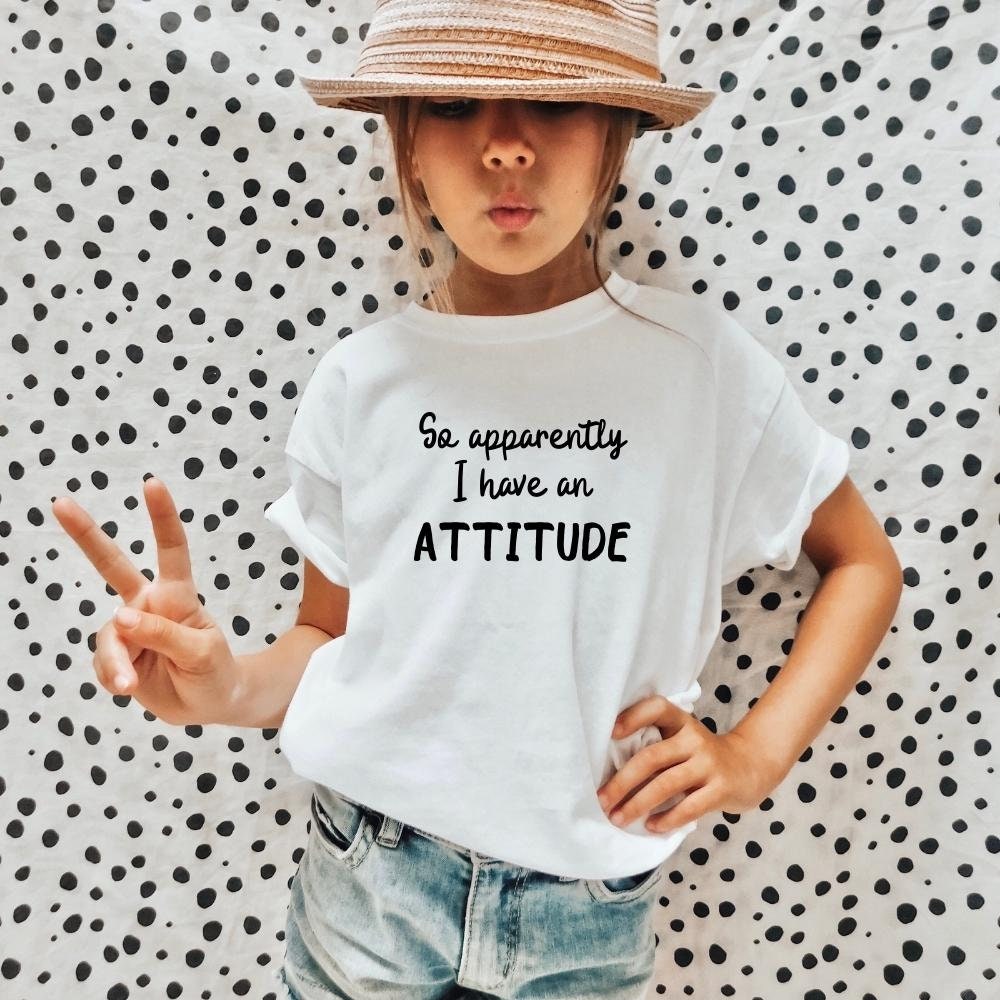Anscheinend Habe Ich Eine Einstellung Kinder T-Shirt Anscheinend Habe Ich Eine Einstellung Kinder T-Shirt von FashionKidsUK