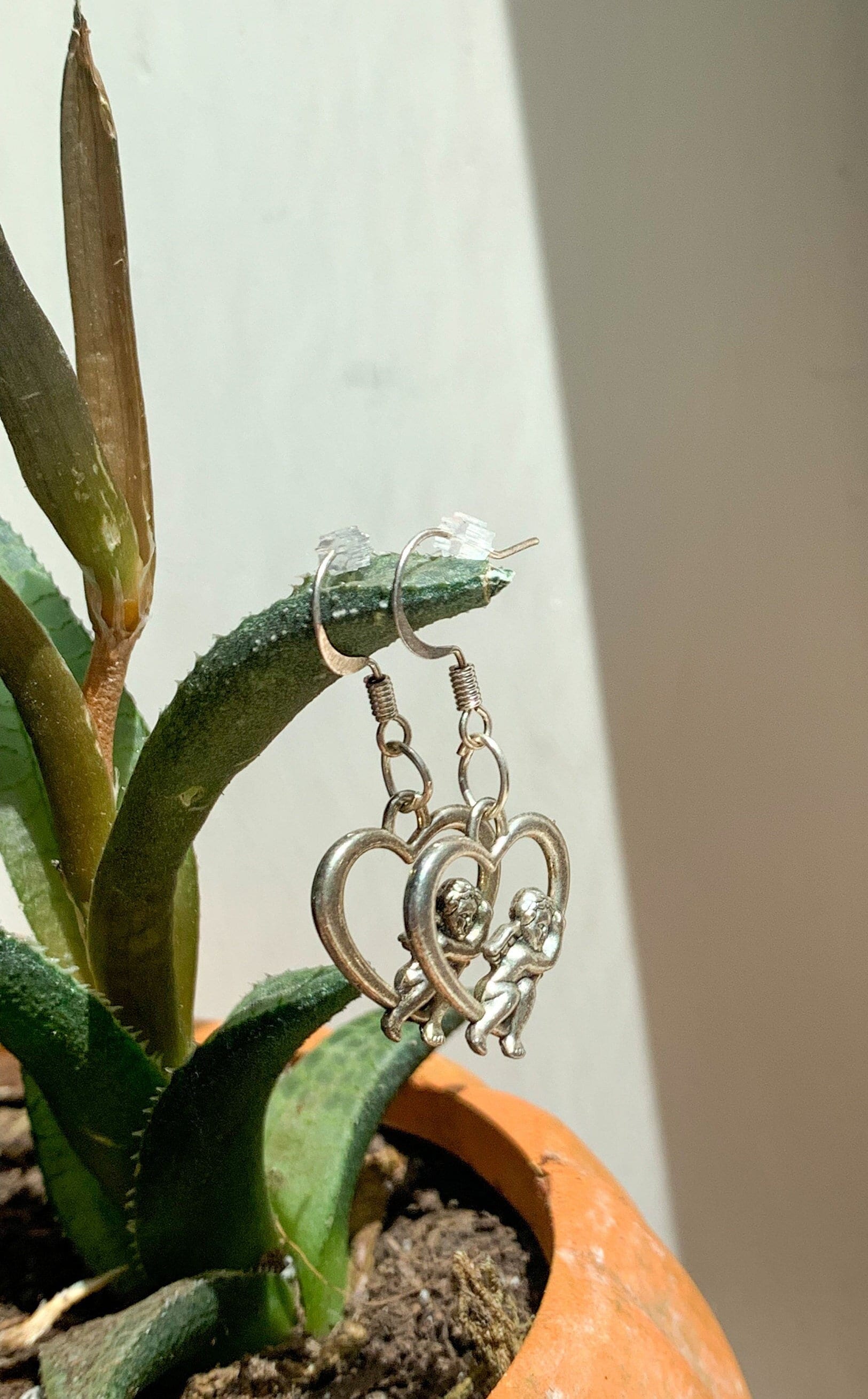 Egirl Zierliche Amor Herz Ohrringe in Silber| Inspiriert Egirl Zierliche Amor Herz Ohrringe in Silber| Inspiriert von FashionMEsta