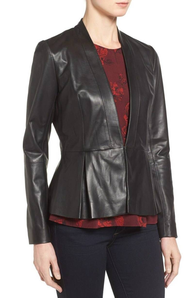 Handgefertigte Lammfell-Leder-Schößchenjacke Outfit Mit Tiefem V-Ausschnitt von FashionNovaIndia