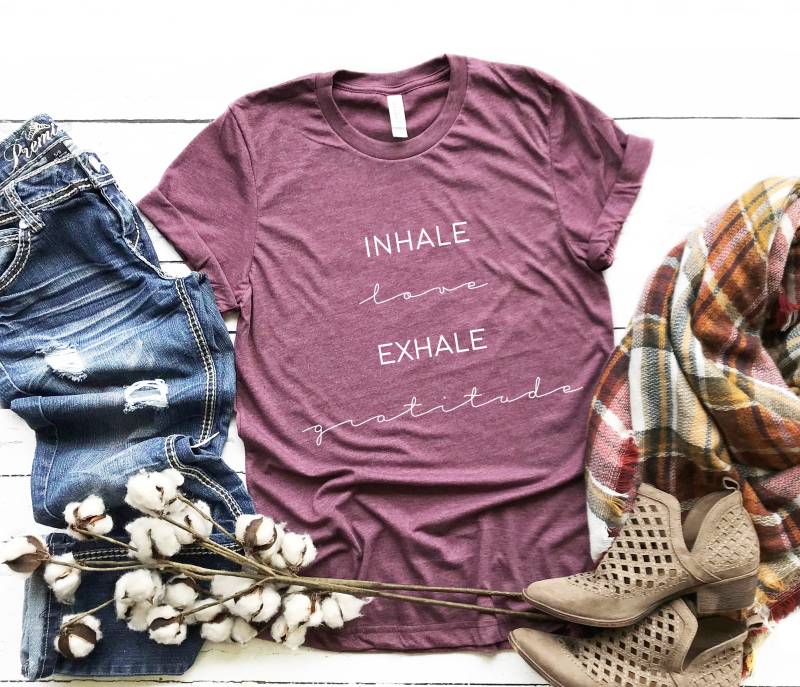 Inhalieren Liebe Ausatmen Dankbarkeit T-Shirt, Motivierende Positive Frauen Slogan Geschenk Für Sie von FashionStreetApparel