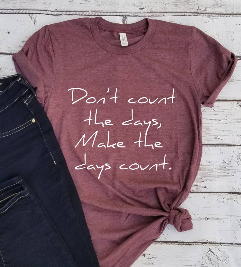 Machen Sie Die Tage Zählen Frauen Tshirt, Positive Süße Zitat Gute Stimmung Inspirieren Tshirt von FashionStreetApparel