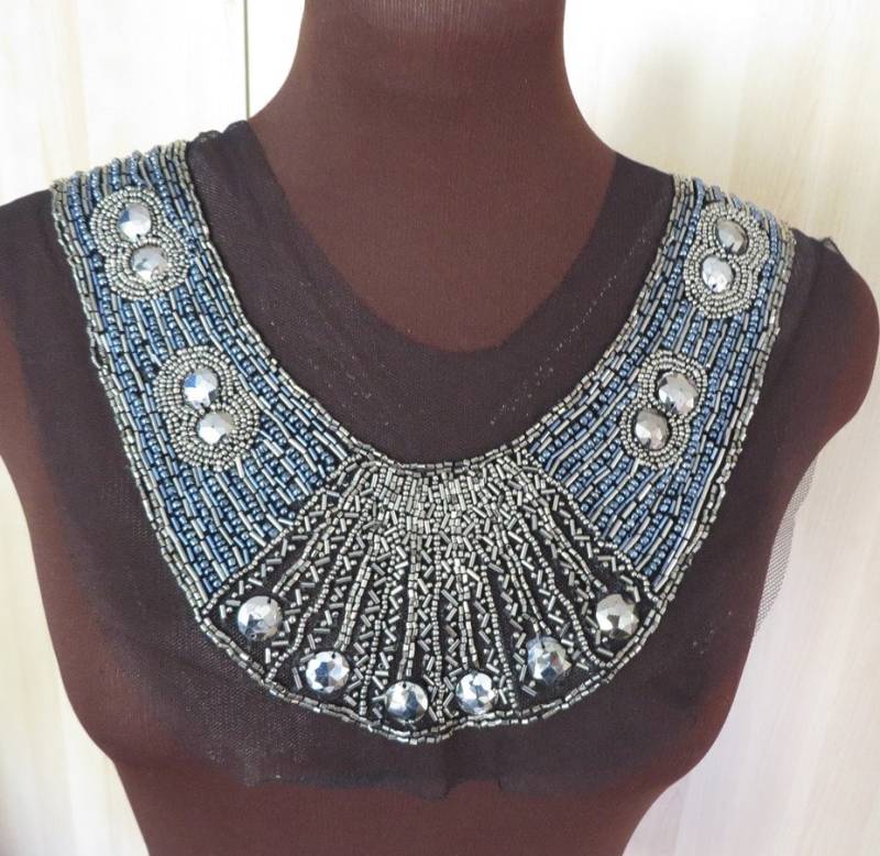 Eine Aufwändig Mit Perlen Besetzte Spitzenborte, Blau Und Silber Auf Schwarzer Netzbasis von FashionTrims