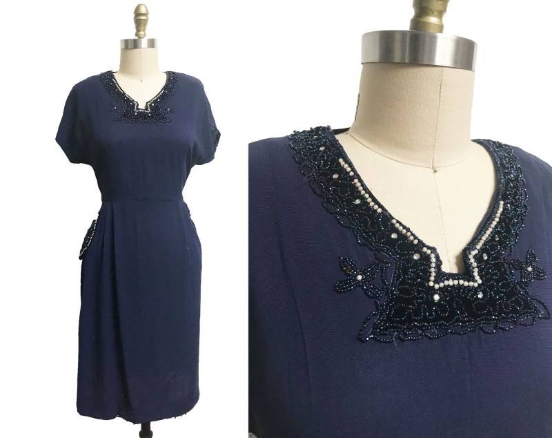 Vintage 1940Er Jahre Dunkelblaues Kleid Perlen Perlentaschen Urlaub Kreppstoff Taille 32 " von FashionaireVintage
