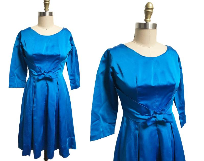 Vintage 1960 Blaues Satin-Kleid-Langarm-Bogen Voller Rock-Abend-Cocktail Wie Es Ist Taille-24" von FashionaireVintage