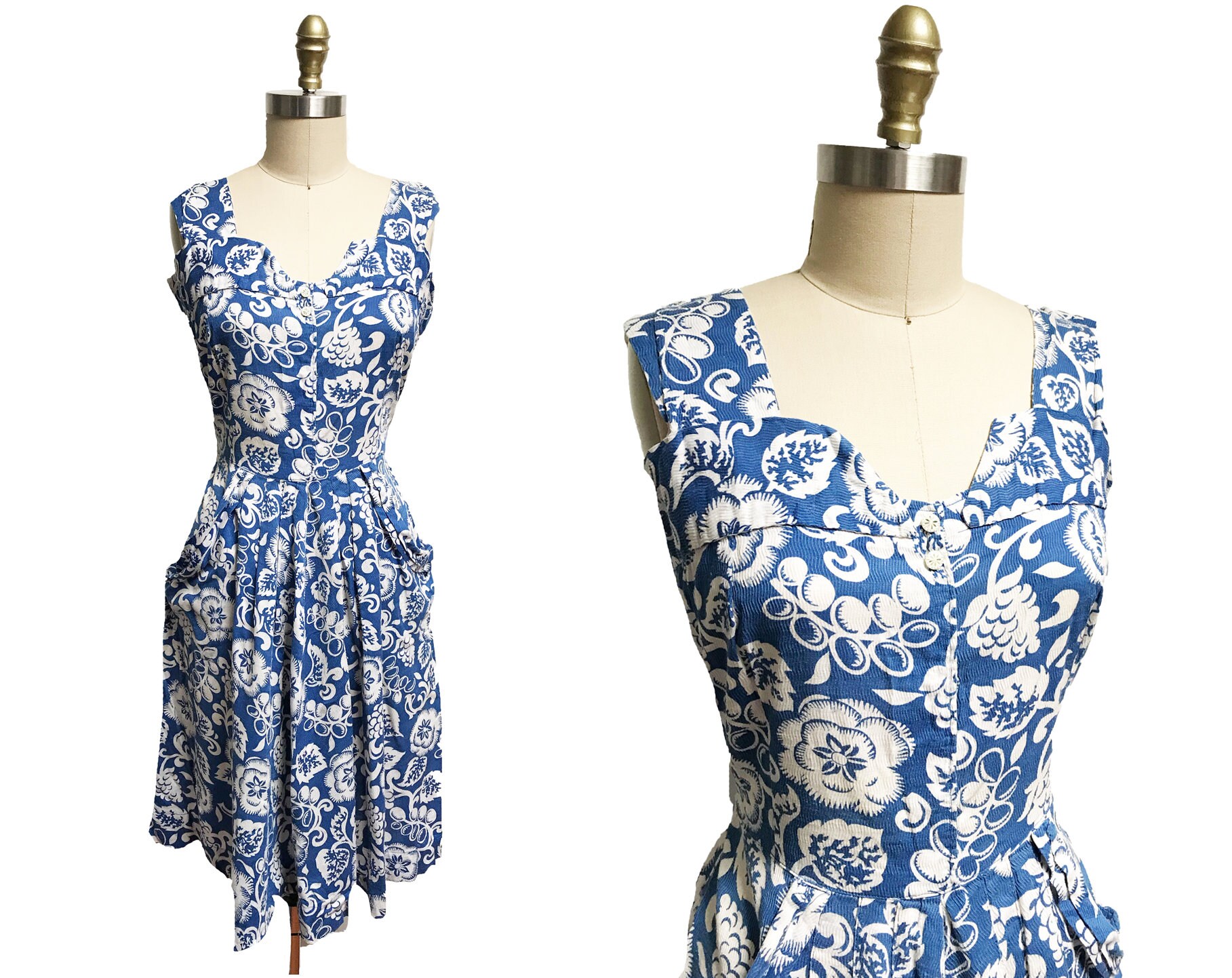 Vintage Volup 1940Er Jahre Weiß Blaues Kleid Mit Blumendruck - Neuheit Trauben Frucht Druck Taschen Detail Sommer Tag Taille 32 " von FashionaireVintage