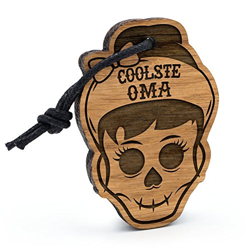 Fashionalarm Schlüsselanhänger Totenkopf Coolste Oma aus Holz mit Gravur | Geschenk Idee Geburtstag Weihnachten Geburt Enkel Kind Großmutter von Fashionalarm