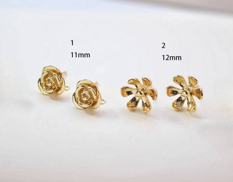 Blumen Ohrstecker - 18K Vergoldete Messing Handgefertigte 6 Stk von Fashionandantique
